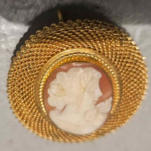 Shell Cameo Brooch Double Filagree 1.5" - Picture 1 of 4